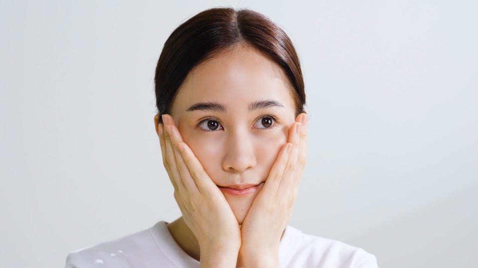 公式】深部まで刺さる美容液が、目もとのエイジングサインを一撃