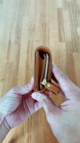 ソフトレザーを使用したコンパクトで使いやすい二つ折り財布 / 革鞄の