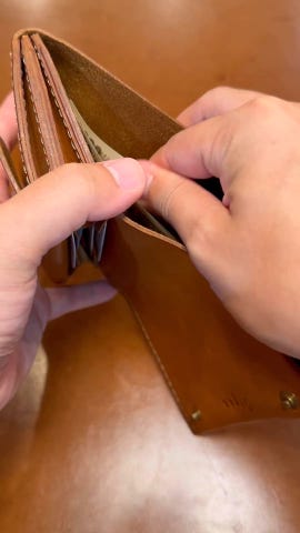 コンパクトながら革厚を生かしたボリューム感が魅力の二つ折り