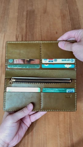 スーツの内ポケットにも入るフラットでスリムな長財布 / 革鞄の
